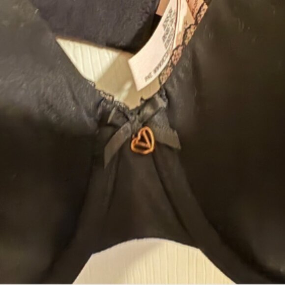 Victoria’s Secret Black Underwire Bra – Size 40C | Smooth Support, Everyday Lift - Picture 4 of 5